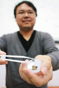 中興大學物理學系副教授郭華丞，利用「氧化釩」奈米材料製成奈米電子元件。 記者喻文玟╱攝影