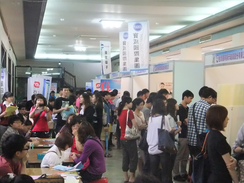 連續七年與台中市政府合辦的校園徵才博覽會，惠蓀堂內吸引不民眾前往。（照片：興大秘書室媒體公關組）