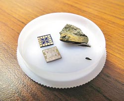 「氧化釩」（見圖，陳界良攝）