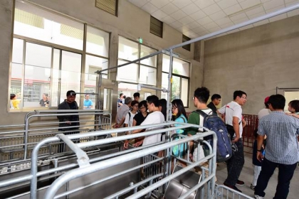 【中國時報】中興大學動物科學系9月23日上午舉辦動物舍揭牌儀式，並開放參觀。