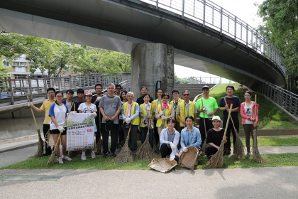 興大7月28日舉辦暑期社區志工服務，三十名志工一同清掃頂橋仔新公地