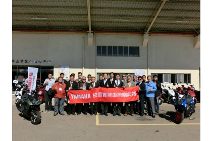 此次共有12所學校獲得捐贈，台灣山葉機車武田總經理與受贈學校代表合影