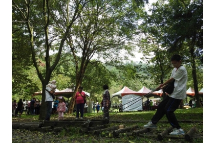 惠蓀林場內有原木手推車、高蹺、木屑步道和木馬道等木製器材，供親子遊客體驗遊憩。
