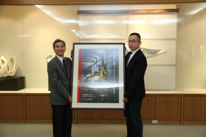 興大校長薛富盛（左）頒發感謝狀予新英機械，感謝其贊助經費將「躍升」作品製成校園裝置藝術。