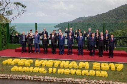 APEC經濟領袖會議11日在越南峴港進行大合照，APEC領袖代表宋楚瑜（後排右1）站在紐西蘭總理阿爾登旁邊。（中央社，APEC代表團提供）