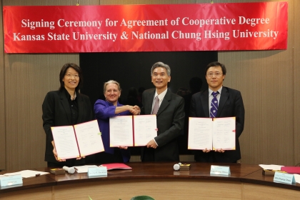 Chung Hsing University is the world’s first university to sign a partnership with Kansas State University connecting undergraduate and postgraduate veterinary medicine schools. Shieu Fuh-Sheng（薛富盛）, president of Chung Hsing University, Tammy Beckham, dean