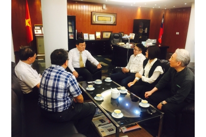 由越南台灣商會聯合總會青商會吳國本輔導會長(右3)安排，與駐胡志明市台北經濟文化辦事處梁光中處長(左3)就越南的產業生態與台商經營現況等議題進行深度會談。