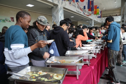 興大「冬至歲末、耶誕饗宴」餐會，邀請校內自來全球五大洲各國的外籍學生、僑生與偏鄉離島生，三百多位學生齊聚社管大樓大廳，一同溫馨度過歲末佳節。