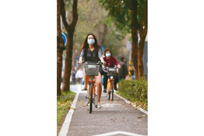 【聯合報】空汙嚴重，外出的台北市民紛紛戴起口罩。 記者許正宏／攝影