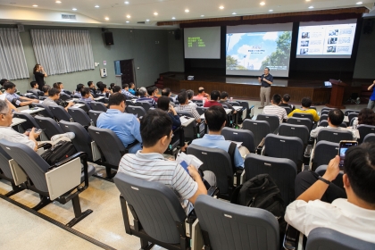 興大9月22日下午辦理「智慧綠建築及永續社區觀摩參訪活動」，計資中心主任陳育毅進行「中興大學創新實證計畫建置成果與效益」簡報。