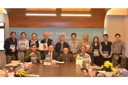 台灣與新加坡螃蟹學者合作25週年紀念留影。前排右起：王嘉祥、游祥平、 新加坡學者黃(示冀)麟（Peter Ng） 。圖片來源：台灣博物館