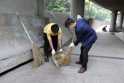 興大7月28日舉辦暑期社區志工服務，三十名志工一同清掃頂橋仔新公地