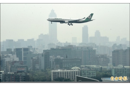 【自由時報】台灣西半部受大氣擴散不佳影響，空氣品質惡化，台北市區昨日也陷霧霾當中。 （記者簡榮豐攝）