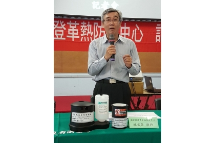 【聯合報】國家蚊媒中心召集人杜武俊推廣在家戶設置誘殺桶。記者修瑞瑩／攝影