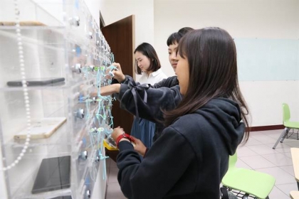 【中國時報】興大企管系教室內設置透明的「手機放置櫃」，盼幫助學生找回課堂上的專注力。(林欣儀翻攝)