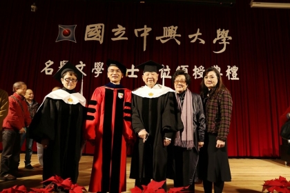 【聯合報】詩人洛夫（右三）與家人及興大校長薛富盛（左二）、興大文學院院長韓碧琴合影。圖／中興大學提供
