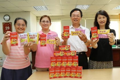 中興大學食品暨生技實習工廠長賴麗旭（右起）、農資學院院長陳樹群及農業試驗場長楊靜瑩等人共同研發出興大棒等產品。