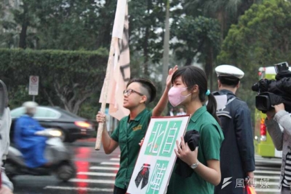 2016年3月9日北一女學生抗議呼籲服儀解禁。（資料照，取自北一短褲自由陣線臉書）