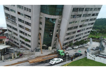 花蓮大震造成雲門翠堤大樓嚴重傾斜，3樓以下被壓碎。 記者杜建重／攝影