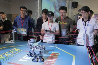 【蘋果日報】機器人格鬥賽過程緊湊刺激，令現場觀賽的觀眾驚呼連連。