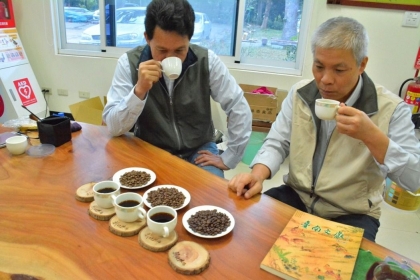 【聯合報】國立台灣科學教育館館長陳雪玉（左）及中興大學校長薛富盛（右）今正式簽署合作協議，未來雙方將提供實務學習場域，希望讓科普能力向下紮根。圖／科教館提供新化林場場長吳佾鴻（左）也是第一次品嘗新化林場咖啡。