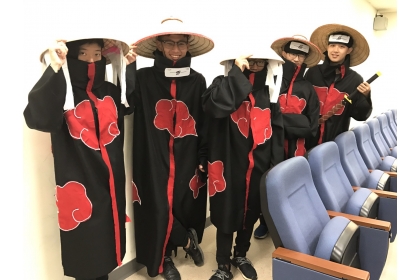 五位園藝系學生扮成火影忍者現身課堂引起一陣騷動。