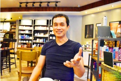 Bao Dao director Chan Chia-lung gestures in Taipei on Nov. 30. /Photo: Lin Chia-nan, Taipei Times