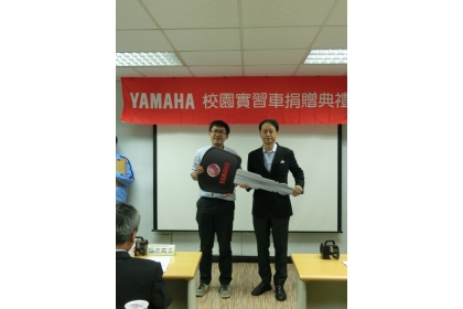 校園實習車捐贈，中興大學代表廖仁祺同學（左）接受贈車