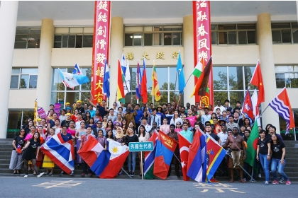 興大98週年校慶運動會，各國外籍生穿上傳統服飾繞場