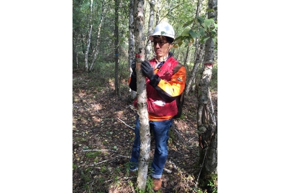 沈宗荏到亞伯達省的森林樣地，進行實地田野調查，這些數據對於監測樹木生長，與統計建模，都扮演著重要角色。