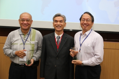 「傑出獎」得主：材料系吳威德教授（左）、植病系葉錫東教授，頒獎人薛富盛校長（中）。