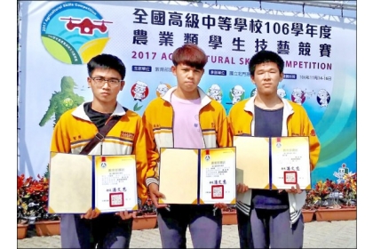 【自由時報】台東專科學校獲農技「金手獎」的3位學生王聖博（左起）、潘柏豪、黃圻睿。