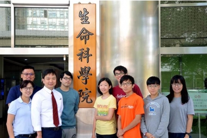 【中國時報】中興大學生命科學系教授蘇鴻麟（左三）研究團隊，研究萬能幹細胞的應用，獲頒第14屆國家新創獎。（興大提供）
