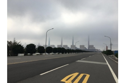 【東森新聞】立委顏寬恒到台中電廠，發現空氣品質糟到連「煙囪不見了」。