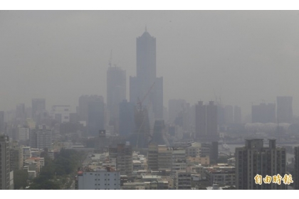 【自由時報】高雄市受氣象及地形因素影響，每年冬天常會有大氣擴散條件不良的情形，導致空氣品質不佳，尤其以每年12月至隔年2月，是高雄市空氣污染最嚴重的季節。 （資料照，記者張忠義攝）