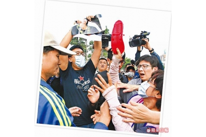 環團昨持代表紅害的紅拖鞋到高市府門口抗議，並怒撕陳菊照片。楊適吾攝