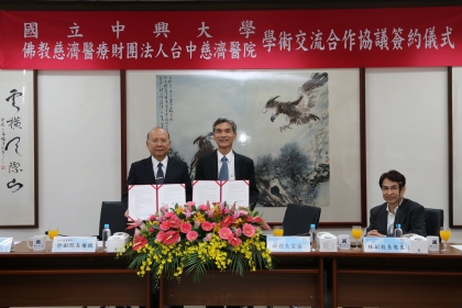 中興大學校長薛富盛（右）與臺中慈濟醫院副院長許權振代表簽署學術合作協議。