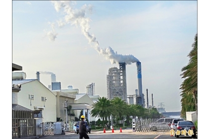 【自由時報】空污法將大翻修，電廠許可證至少可展延3到5年，雲林縣環保局建議，重大污染源的操作許可證展延以2年為限。