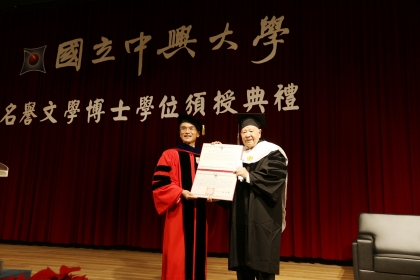 詩人洛夫（右） 獲頒興大名譽文學博士學位，由興大校長薛富盛授證1