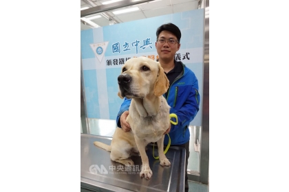 搜救犬鐵雄支援花蓮震災因公受傷，14日回診傷勢都已康復，牠在花蓮震災中立下大功加上模樣可愛，現已擁有許多粉絲。中央社記者趙麗妍攝 107年2月14日