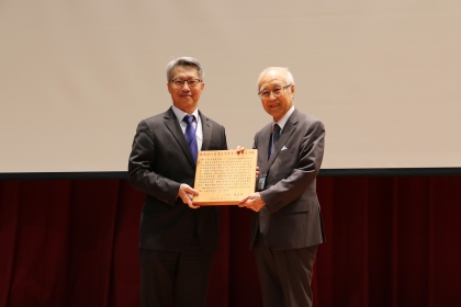 中研院院士廖一久（右）榮獲台灣農學會農業學術獎，由中研院院長廖俊智頒獎