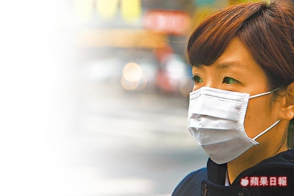 入冬空氣品質不佳，民眾一上街就戴上口罩，如臨大敵。