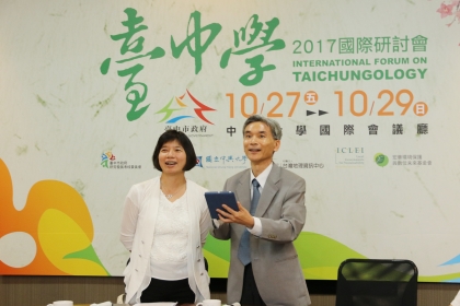 興大校長薛富盛（右）在台中市副市長林依瑩邀請下成為第一位報名者