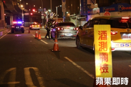 一名劉姓民眾於105年10月間行駛於台北市市民大道上，於警方取締酒駕臨檢點前方將車輛停置停車格，並反鎖於車內，經警方敲打車窗多次均不予回應，警方認定劉民拒絕接受酒測，遂依《道路交通管理處罰條例》第35條第4項規定逕行舉發；案經行政法院二審駁回上訴定讞，撤銷劉民拒絕酒後駕車舉發單，引發譁然。資料照片