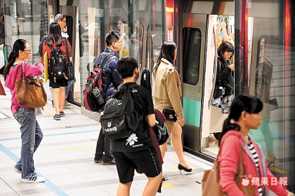 冬季空氣品質不良，高雄市政府12月起推動３個月大眾運輸免費措施。張世瑜攝