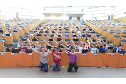 興大學務長蘇武昌（右）、生涯發展中心主任陳志銘（左）、魏巍老師帶領學生比出「起飛」手勢，象徵學習起飛