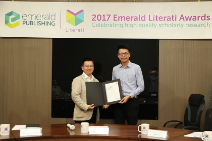 興大行銷系學生馮志宏（右）獲頒2017年「Emerald卓越獎之高度推薦獎」
