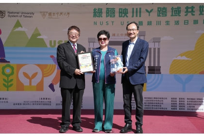 興大詹富智校長（左）、蔡清標副校長（右）頒發感謝狀給王逸華校友