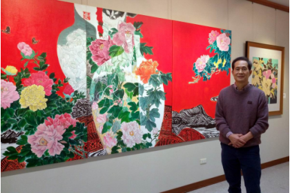 【中華日報】呼應花博，愛花畫花的畫家吳榮宗在中興大學藝術中心舉行個展。（記者楊文琳攝）