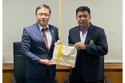 中興大學副校長兼國際長周濟眾教授(左)與清邁皇家大學副校長Dr._Akharasit_Bunsongthae(右)交換禮物